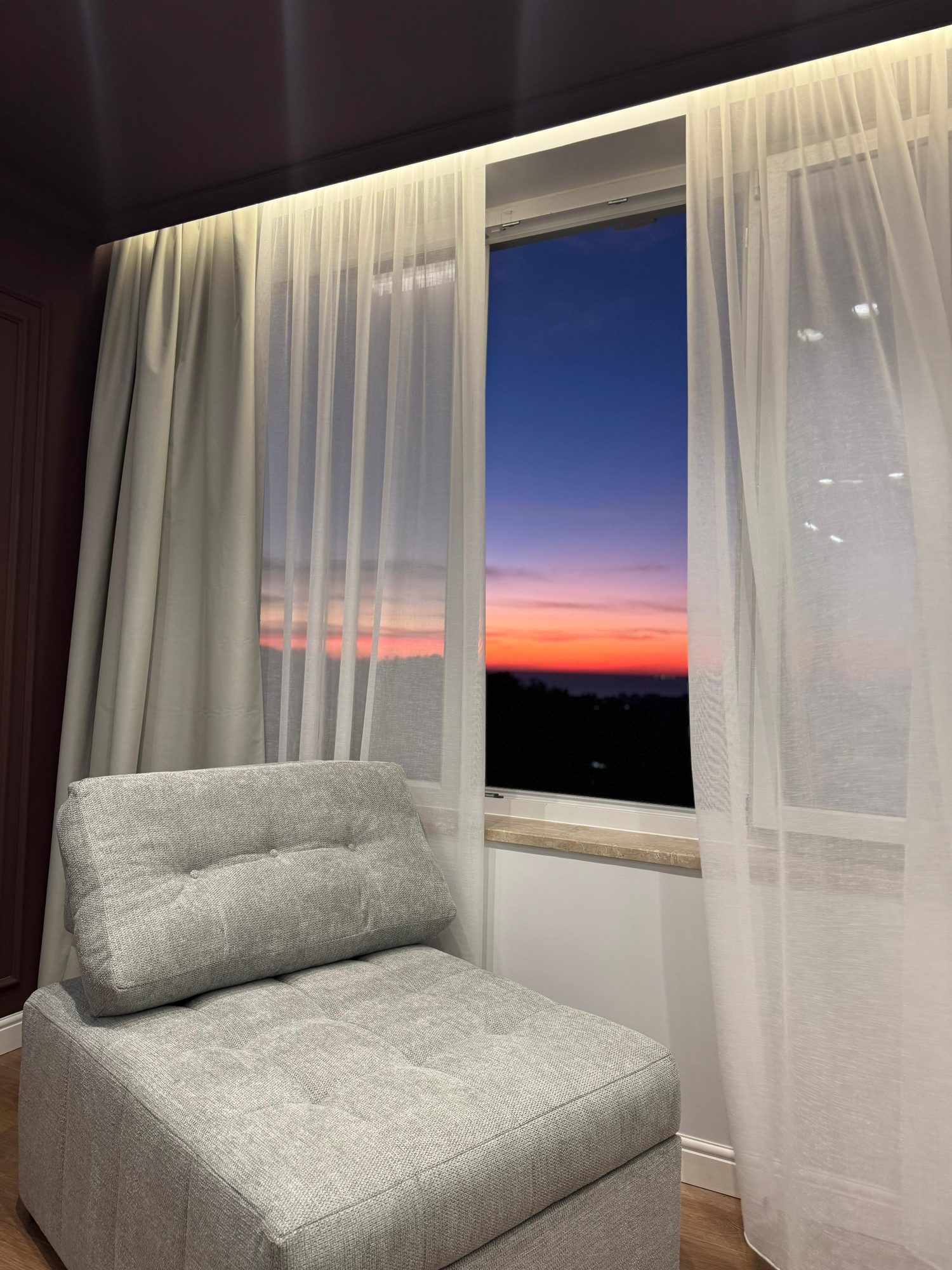 Suite — poltrona e tramonto tra le tende